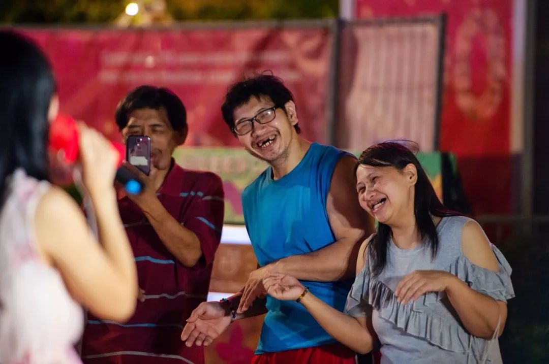 香港街头的甜歌,香港街头的爱情故事歌曲