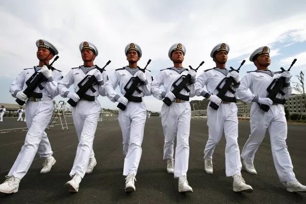 中国人民海军接受检阅视频完整版,海军检阅方队