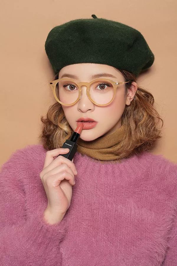 根据你的脸型和眼镜选发型,怎么选择适合自己的发型和眼镜