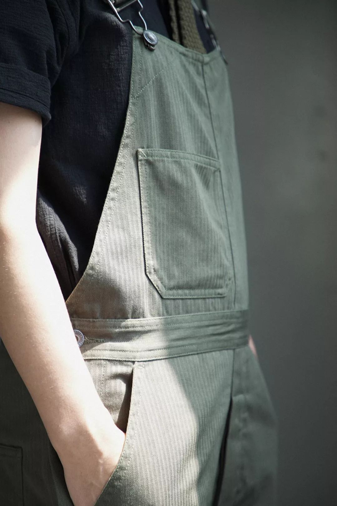 推荐女生穿的背带裤,敢穿背带裤的女孩