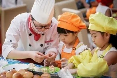 假日中一道靓丽的风景,假日里那个忙碌的身影