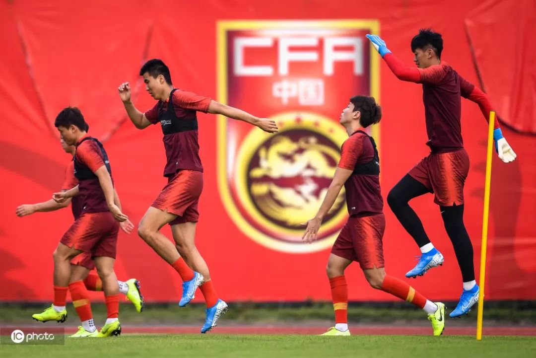 直击国足12强赛备战日本直播,直击国足主场迎战新加坡