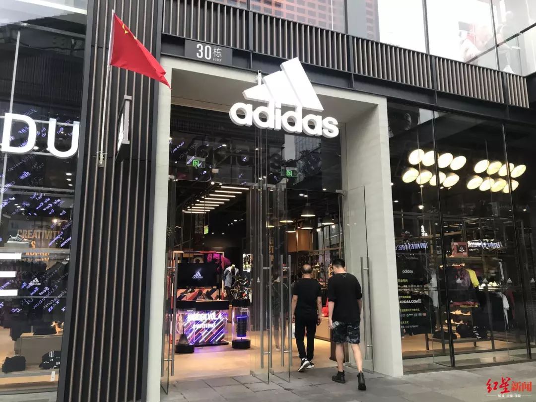 阿迪达斯300元左右的拖鞋,300元的阿迪达斯是真的吗