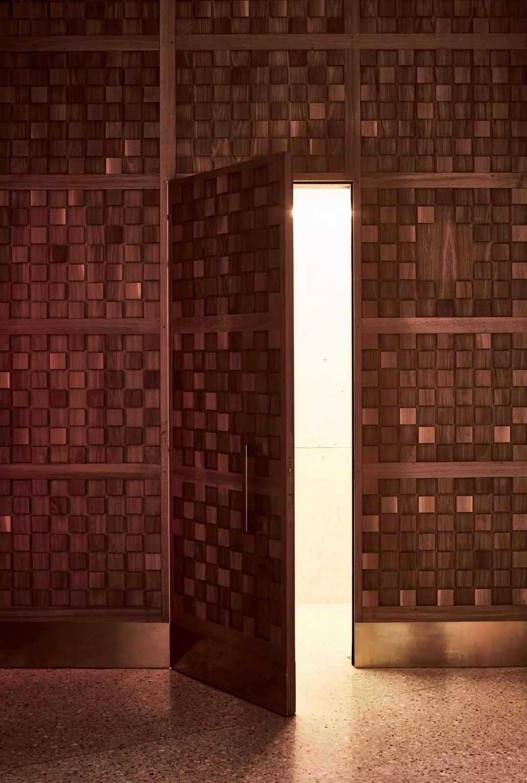 济公登《男人装》“俏杀”杨幂；香奈儿给“老干妈”提鞋？“DNA”螺旋造房...「设计烩报235期」