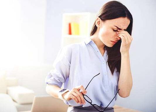 教你按揉五个穴位缓解眼疲劳,4分钟眼保健推拿手法