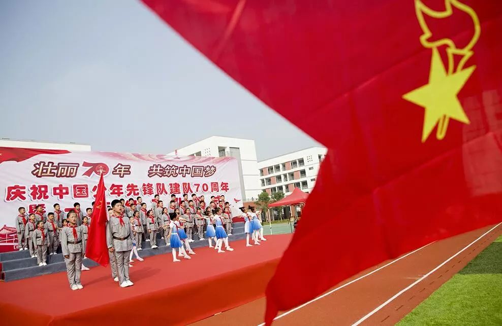 红色基因代代相传！周恩来红军小学千名红军娃集体入队