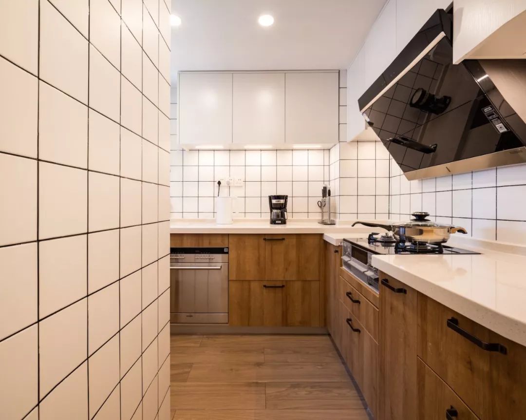 客厅没窗户没有阳光,客厅没有窗户一点采光都没有