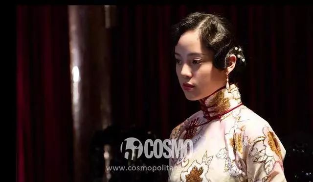 越年轻的小花越难穿好，我说旗袍