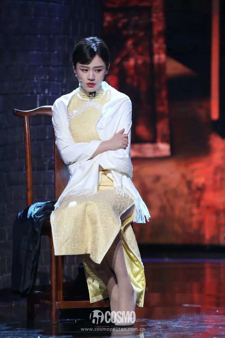 越年轻的小花越难穿好，我说旗袍