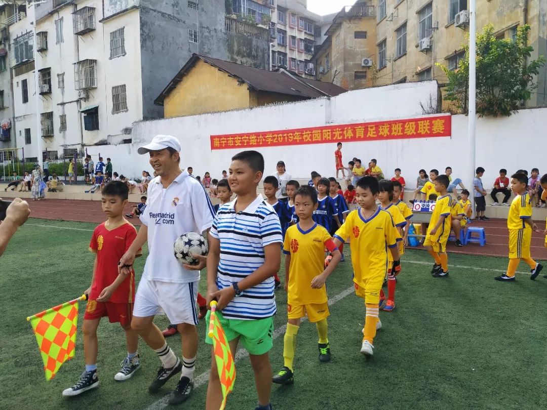 学校足球比赛全场沸腾,新城区第一小学足球联赛开幕式