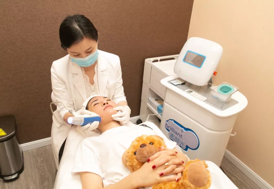 肌诊室·特别版|真人体验，医美素颜光vs明星微精华，改善皮肤哪家强？