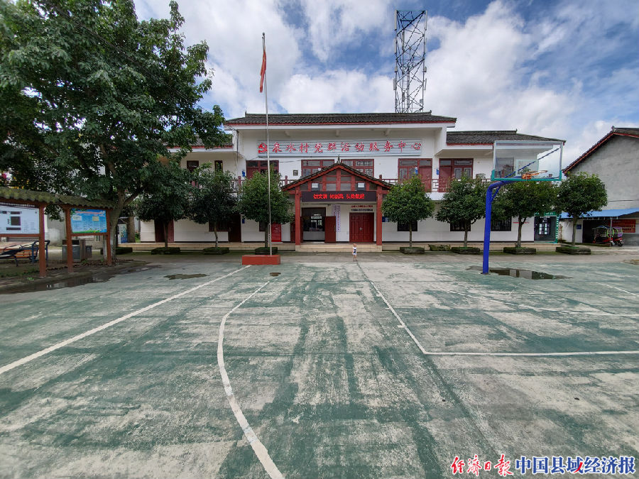 幸福的泉水永流不尽,快乐的泉水叮咚响