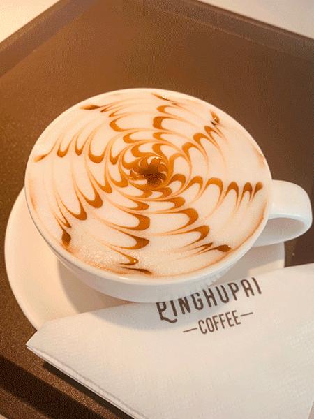 9.9元抢「平湖在线旗下咖啡馆」平湖派黑金卡1张！持卡可享受充300送200，办理当天即可获赠最高价值35元饮品一杯