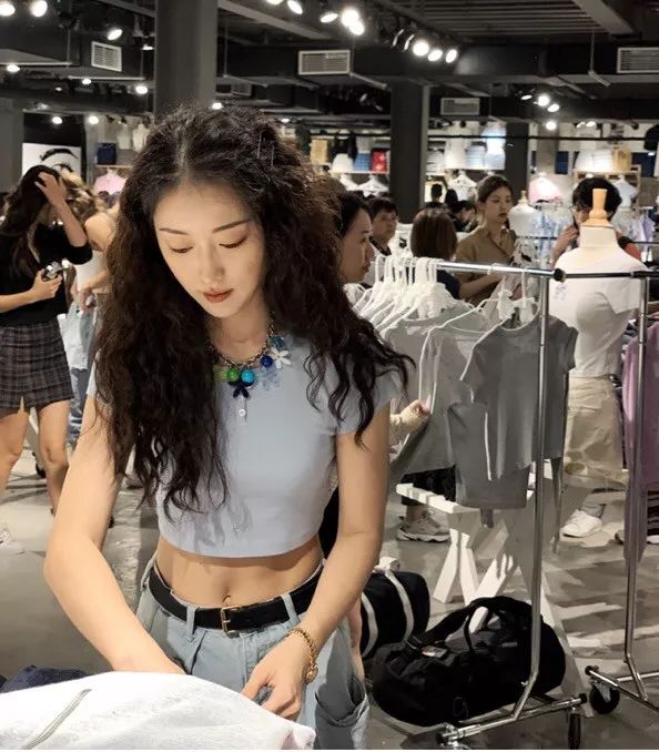 不用代购就能买到的爽肤水,宝石蓝针织宋妍霏同款