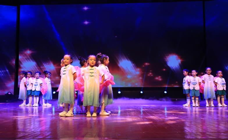 璺冲姩鍏ㄥ煄灏戝効鑸炶箞姣旇禌鐜板満,鑱婂煄骞挎挱浣撴搷澶ц禌