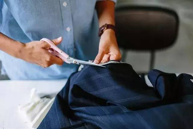 布艺沙发脏了怎么清洗没有吸尘器,皮革沙发时间长了脏了怎么清理