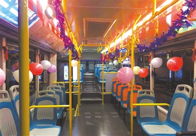 5辆婚车接亲,5路公交婚车