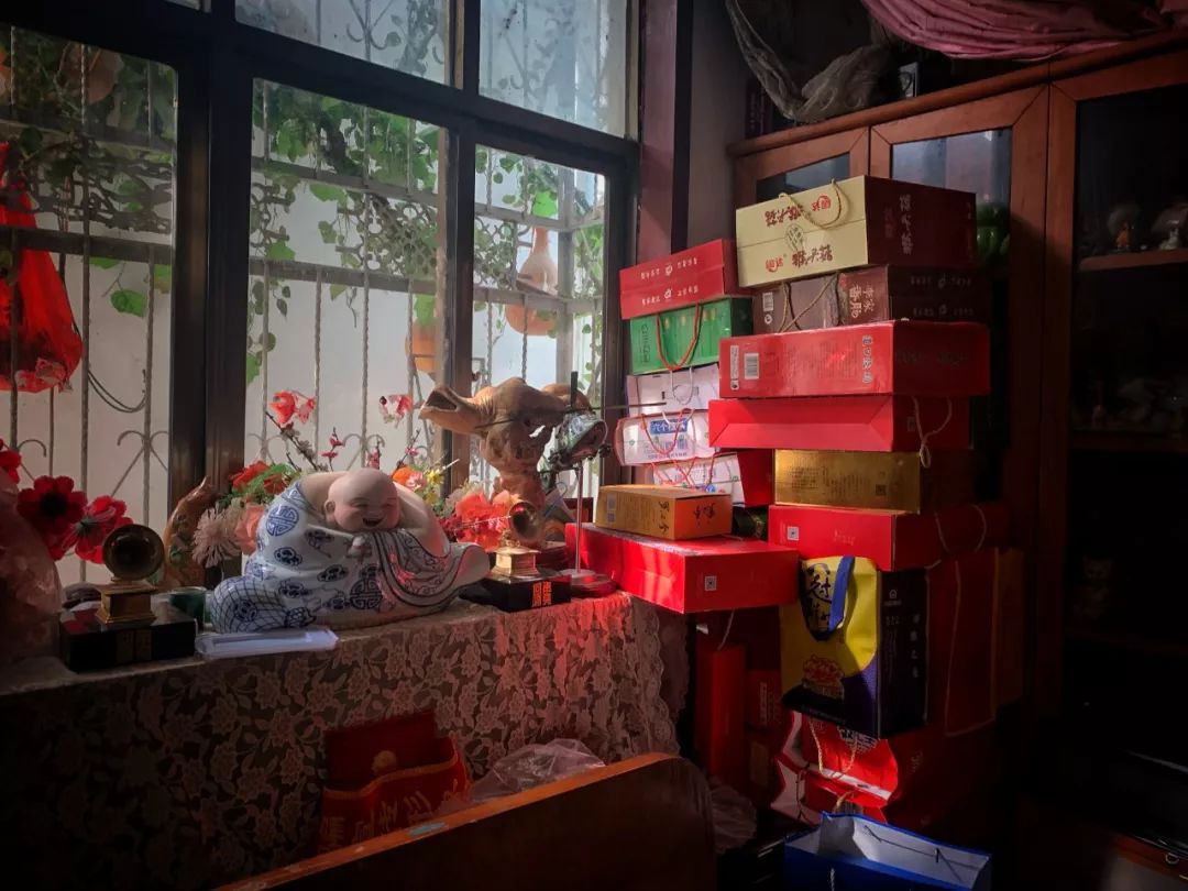 朱之文在露天舞台唱的歌,朱之文田间地头唱歌