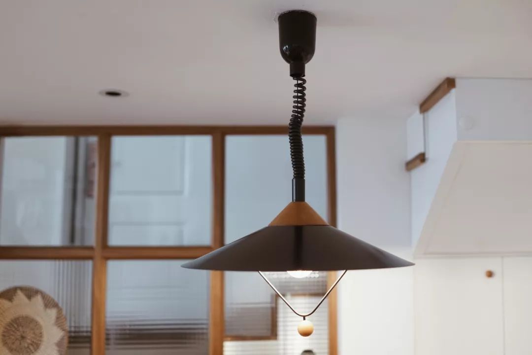 她买下32㎡上海老旧学区房，为女儿打造小桃园，还有20㎡超舒适大庭院