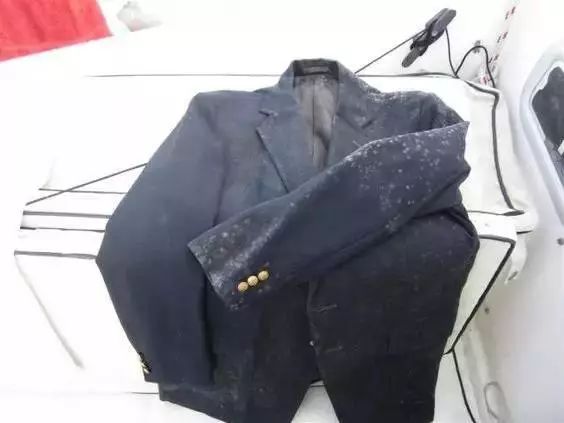 衣服上有霉斑怎么洗才能洗掉,衣服去霉斑最快最狠的几种方法