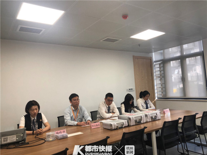 “你们得检查她的摇号资格，看她是不是真的买房的人！”绿城翡翠城梧桐郡今天下午摇号，现场*药火**味有点浓