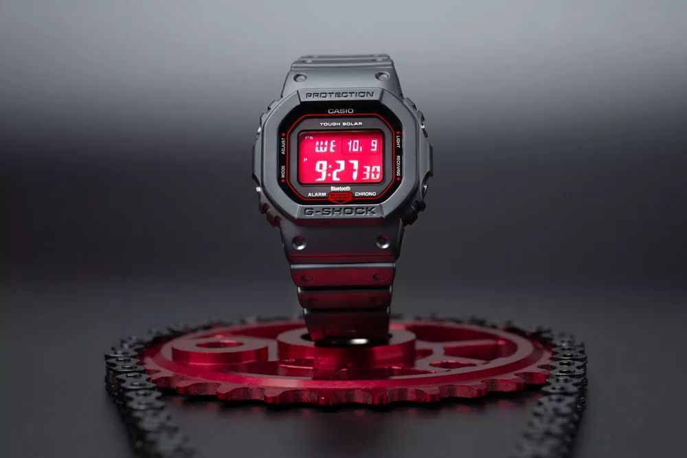 坐拥数千球鞋，满屋潮流玩具！他可能才是国内最潮的明星