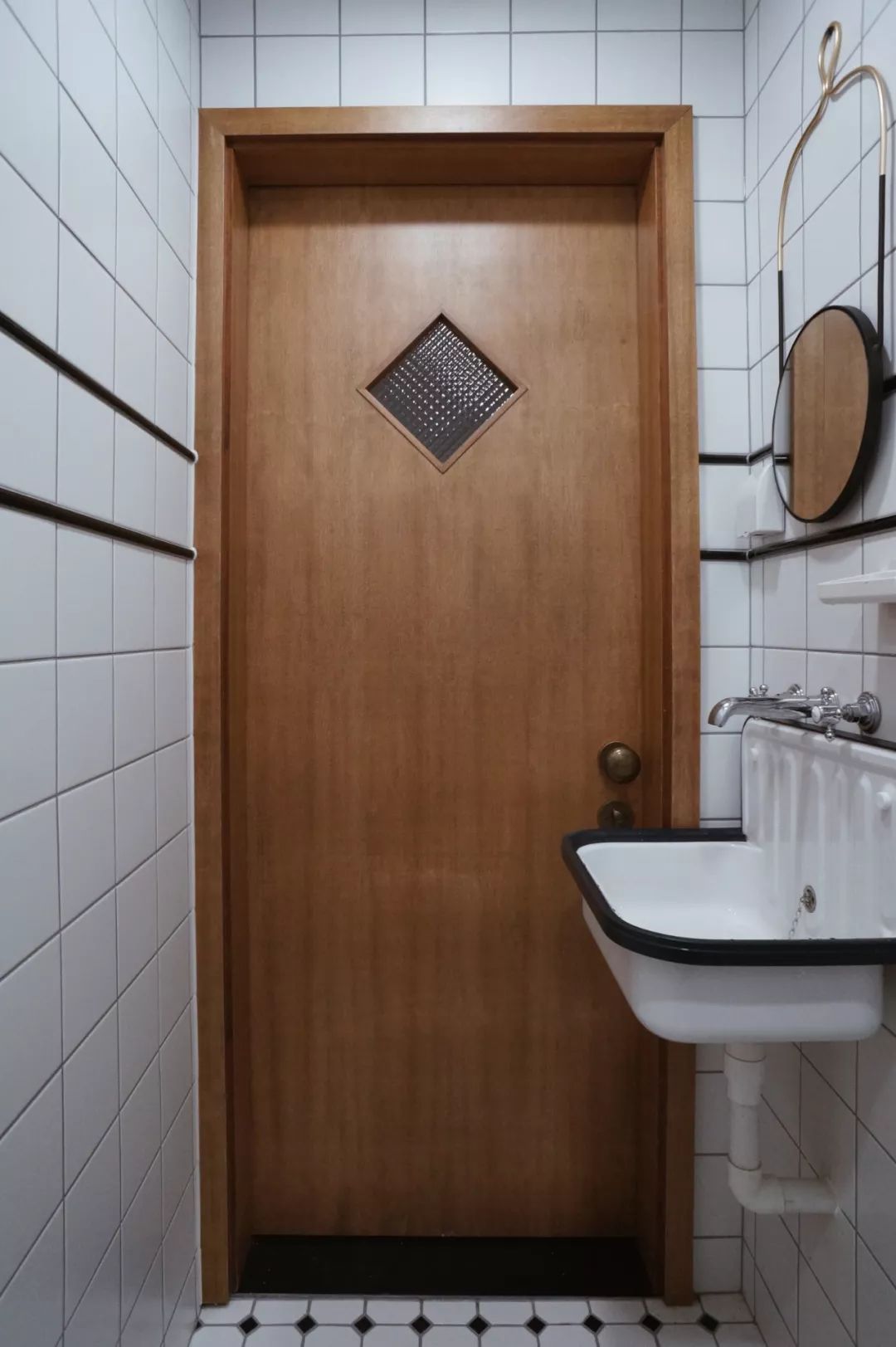 她买下32㎡上海老旧学区房，为女儿打造小桃园，还有20㎡超舒适大庭院