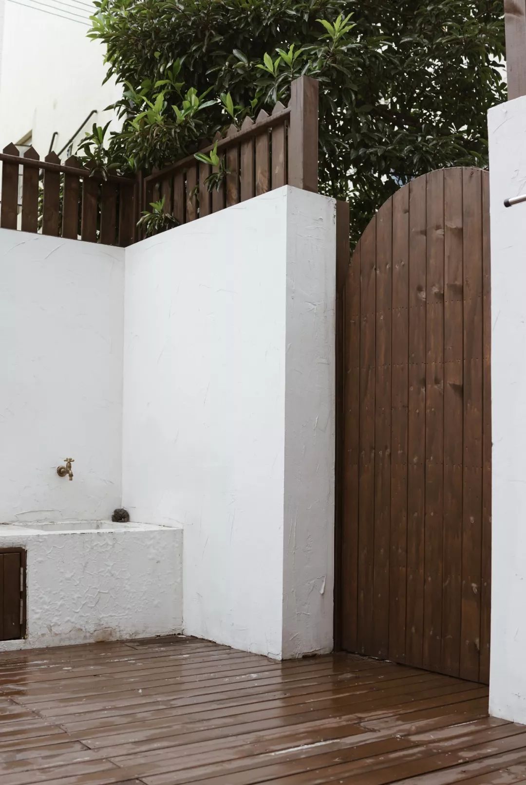 她买下32㎡上海老旧学区房，为女儿打造小桃园，还有20㎡超舒适大庭院