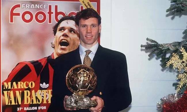 致范-巴斯滕：郁金香的魂，圣西罗的梦，翱翔绿茵的“天鹅王子”