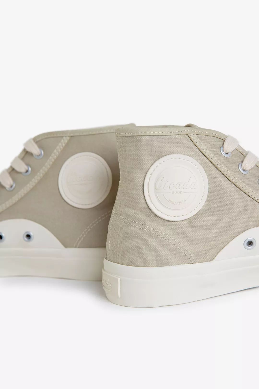 别装了，你的鞋已经出卖了你