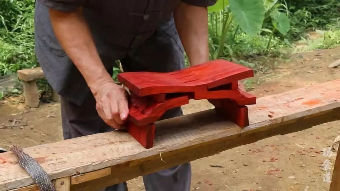 河南大爷做出2600年前的鲁班凳,山村老人制作鲁班凳惊艳国外