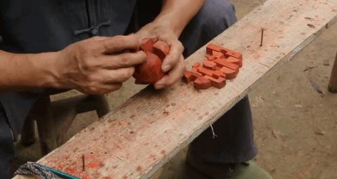 河南大爷做出2600年前的鲁班凳,山村老人制作鲁班凳惊艳国外