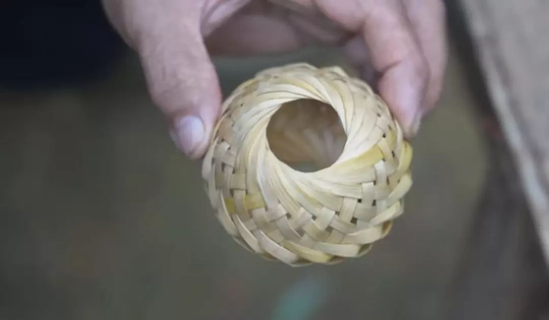 河南大爷做出2600年前的鲁班凳,山村老人制作鲁班凳惊艳国外