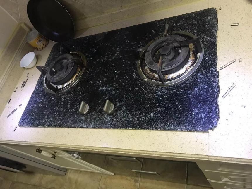 做饭过程中，燃气灶玻璃面板突然炸裂......老板电器：存在自爆几率，不是质量问题