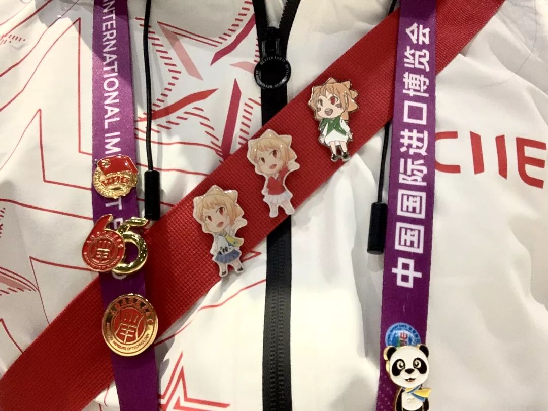 同学，换徽章吗？沪上各高校“小叶子”进博徽章大集合！