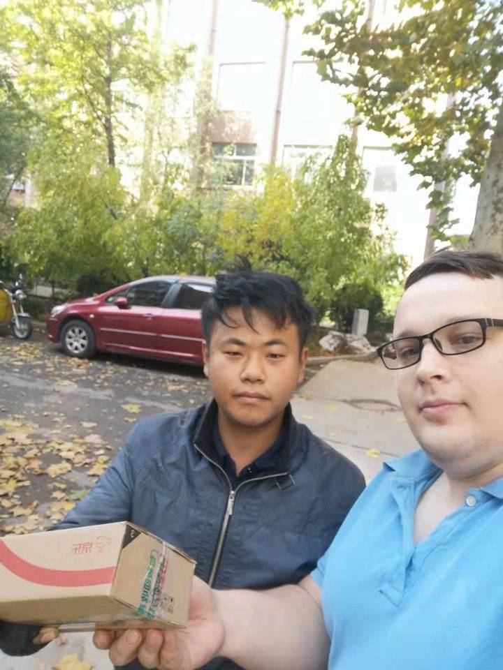 旅居中国10年老外变身“人肉代购”,双十一购物车快撑爆了……