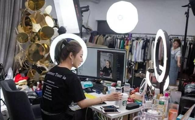 李佳琦被放鸽子,李佳琦被放鸽子后戴过百雀羚吗