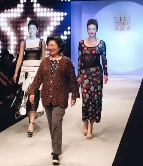编织皇后李黎明,她是服装艺术界最耀眼的编织皇后