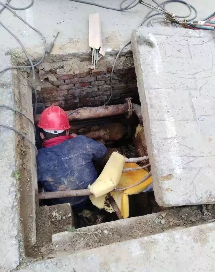 你的家里温暖如春，你可知这个城市有一群暖男在为你抵御寒冬