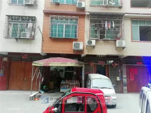 基隆一男子把车停在自家门前，第二天发现被泼石灰水...邻居：你影响到我了