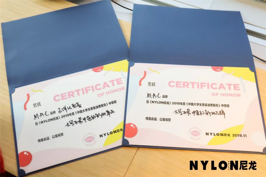 神仙大V和我们一起在上海发“奖状”！？我们飘了……