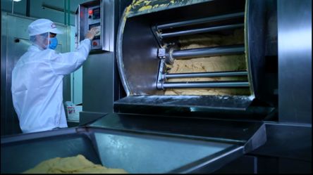 一年卖掉2亿个的手撕包为啥这么好吃？这家工厂揭秘了长线面包的选品秘籍