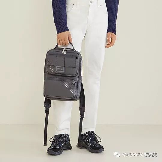 摊上个男人，这么爱奢侈品包包真是个奇葩？