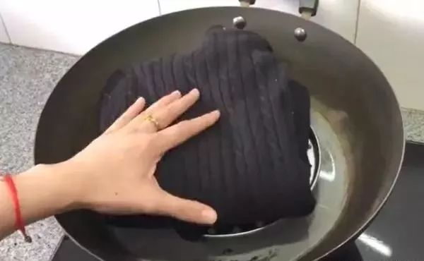 毛衣放锅里蒸一蒸真是太厉害了,毛衣放锅里蒸一下会变大吗