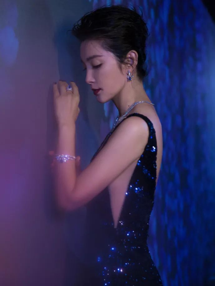 低胸≠暴露！或许你与性感女神只差一件V领的距离