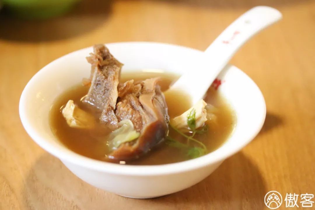 午休狂拍丨开了20年的台湾菜馆,搬迁3次,开到哪食客追到哪