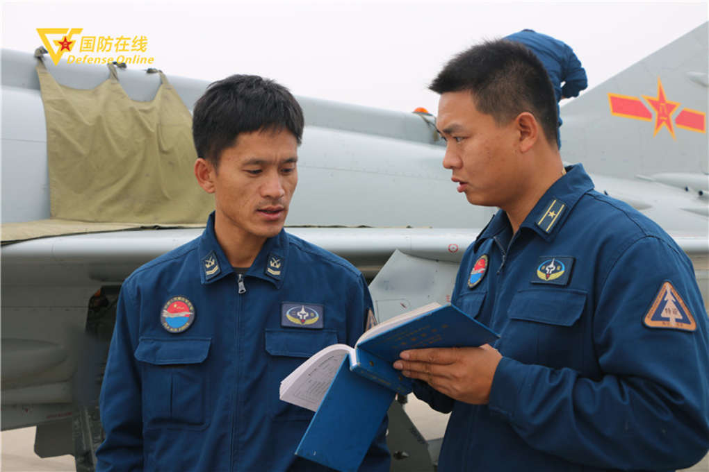他们是军营“神医”,专治战机各种“疑难杂症”