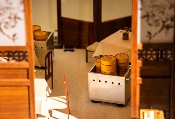 中国人烧给死人的纸扎，登上巴黎设计周，还被法国博物馆收藏