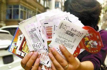 20元买彩票中500万大奖视频,一市民买彩票中4651万元领奖了吗