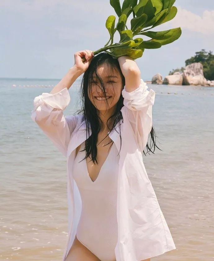 倪妮泳装“湿身”撩人;陈冠希“炒鞋”引群架;无印良品搞装修